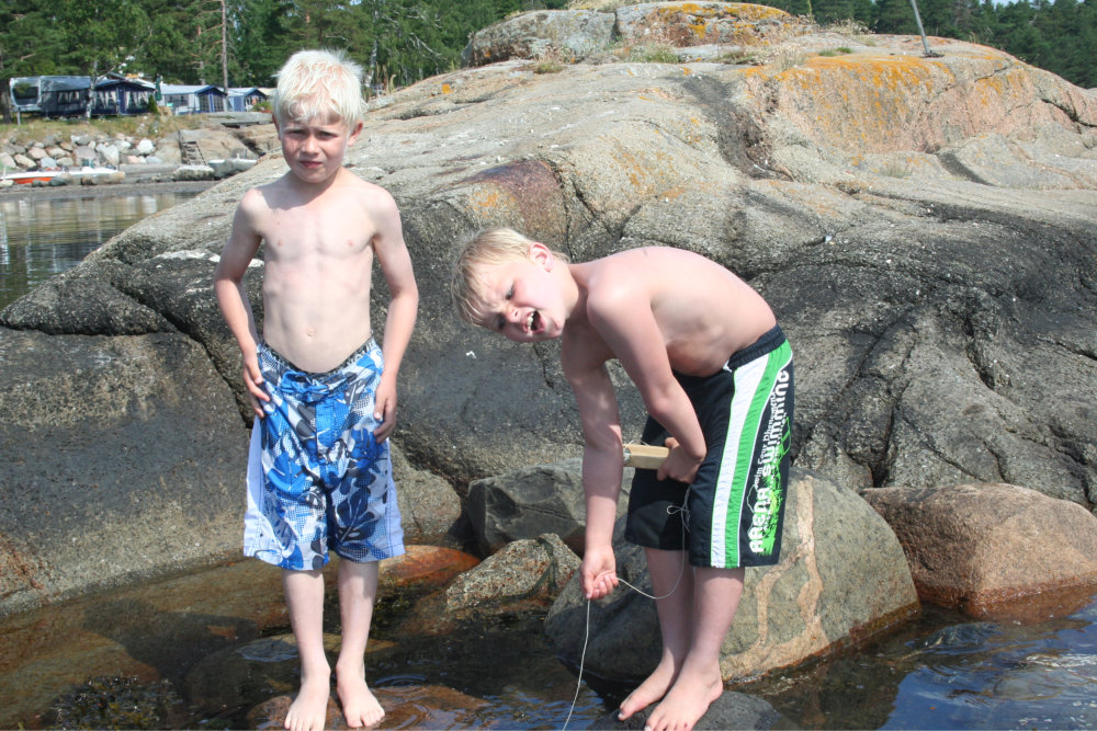 Bilde av to gutter som fisker krabbe-